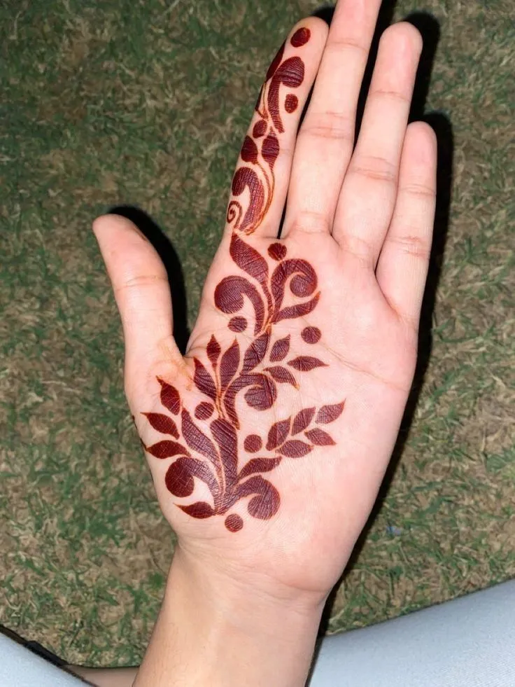 3D front hand mehndi art