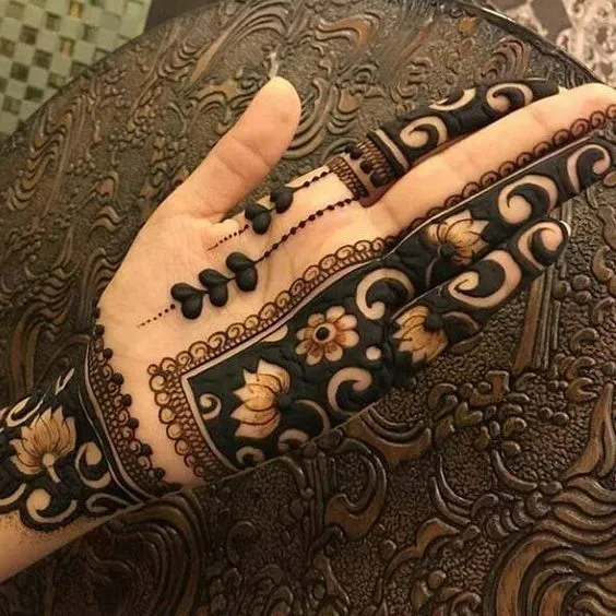 Elegant royal wedding mehndi for front hands