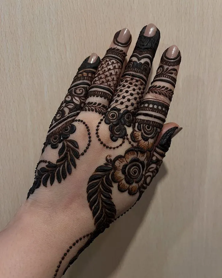 Groom’s royal back hand mehndi