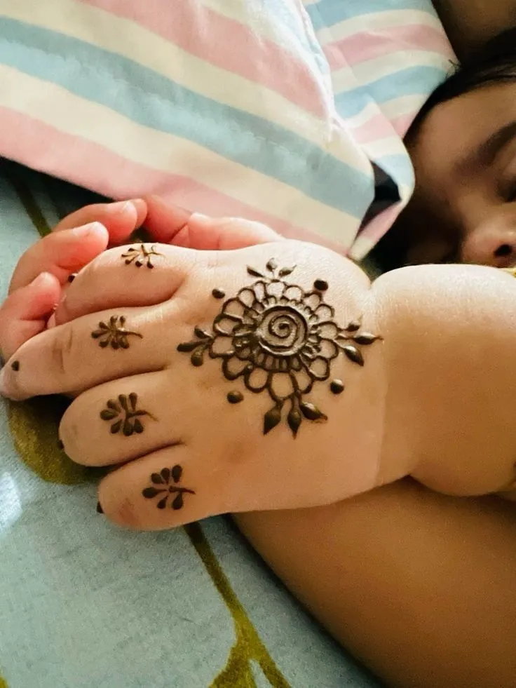 Kids friendly Arabic swirl mehndi on palm