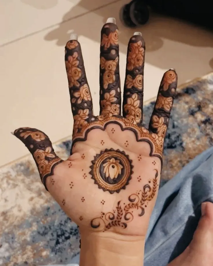 Minimalist front hand mehndi