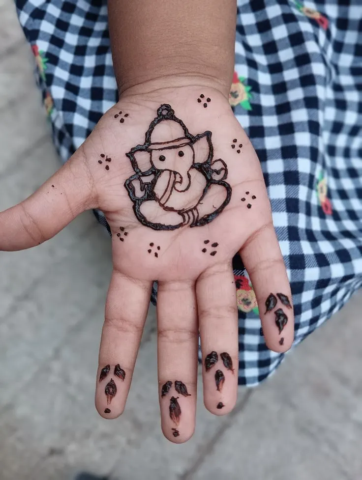 Minimalist mehndi for small hands