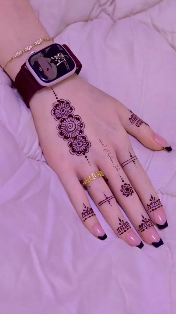 Minimalist royal mehndi designs