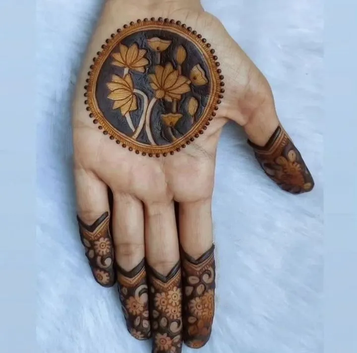 Modern mehndi for front hands