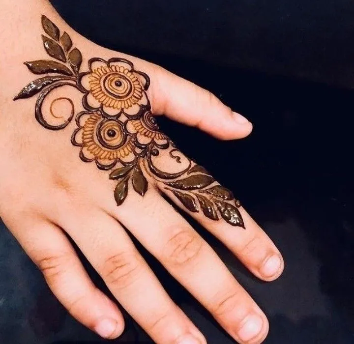 Which mehndi design looks best with roses?