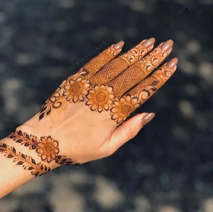 back hand mehndi design