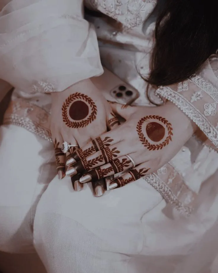 back hand modern instagram trendy mehndi design