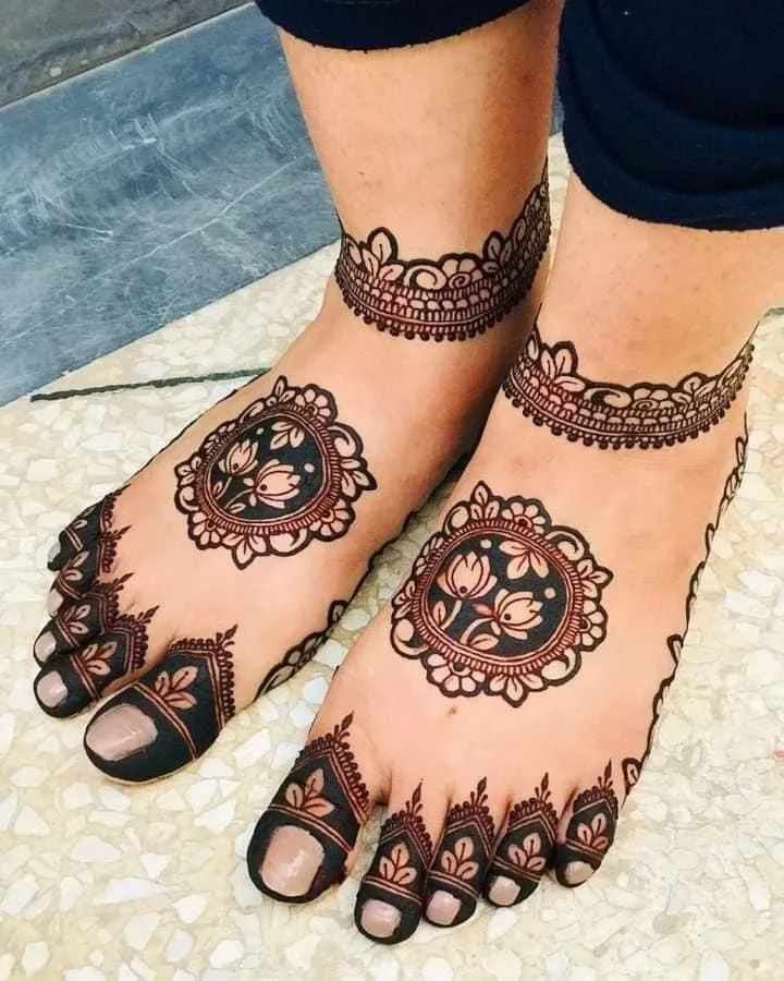 fashionable bridal leg mehndi