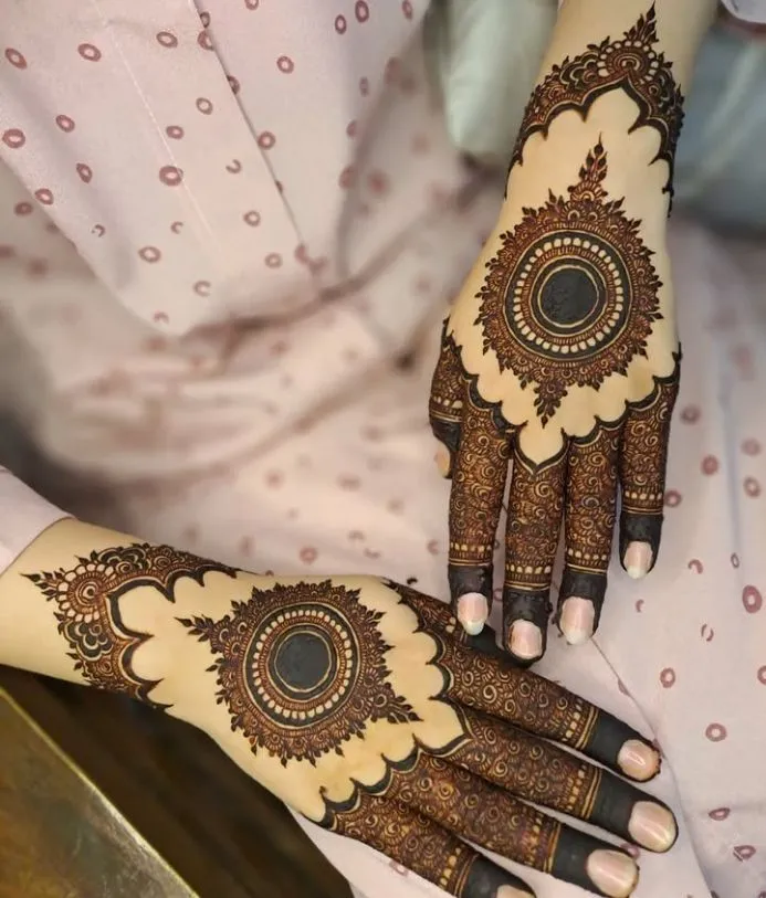instagram stylish royal back hand mehndi design