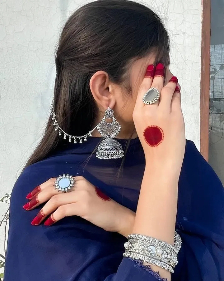 simple and cute mehndi for Instagram