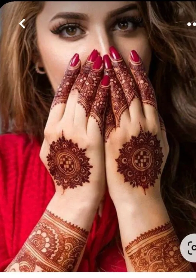stylish Instagram mehndi art