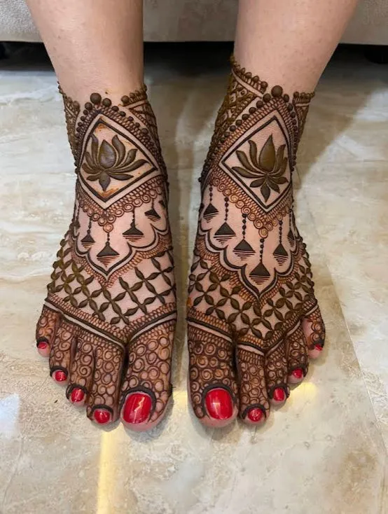 trending bridal leg mehndi