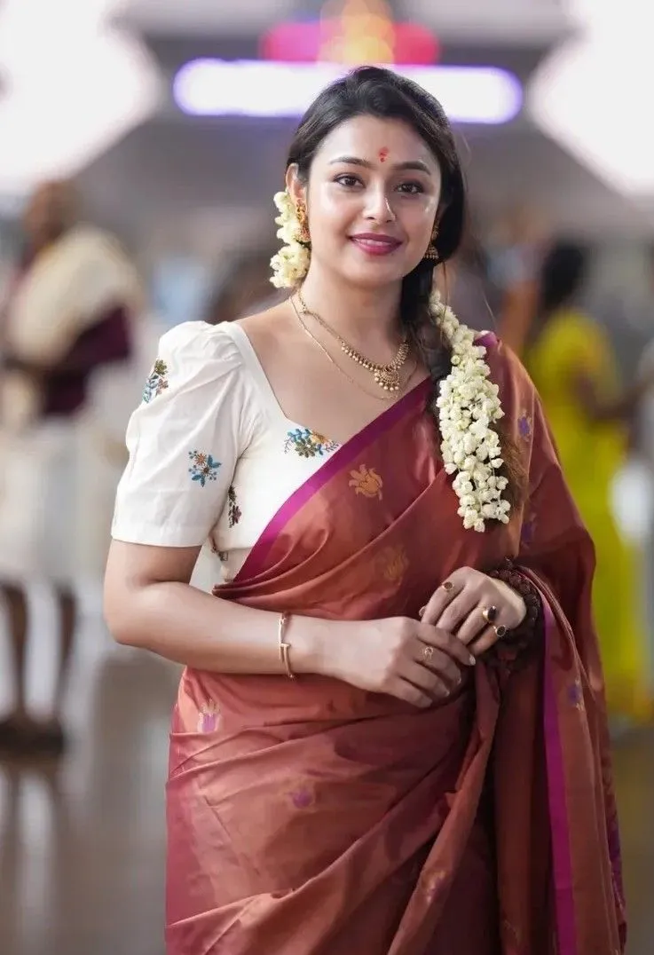 which colour blouse to wear with black saree