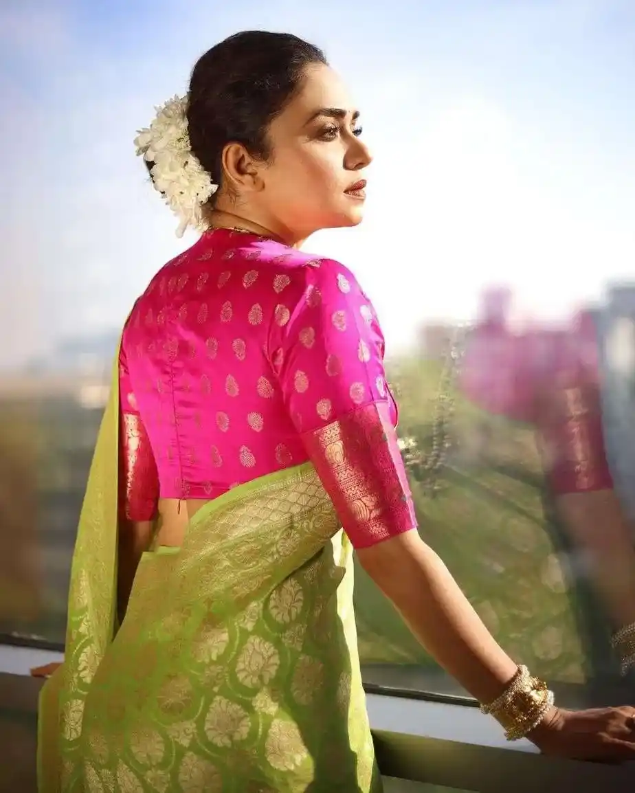 Banarasi Saree with Contrast Blouse Design