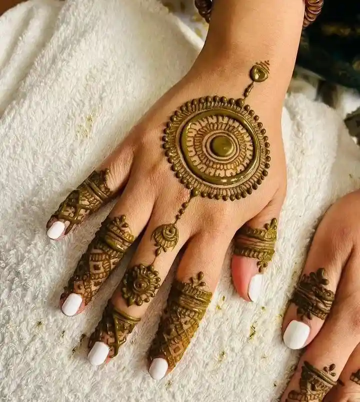 Elegant Onam mehndi patterns
