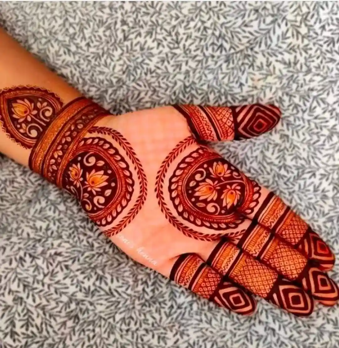 Fixing smudges in palm mehndi
