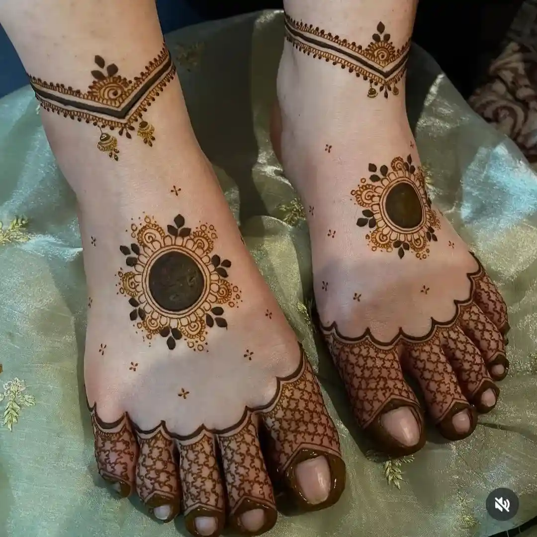 Front Foot Mehndi Design