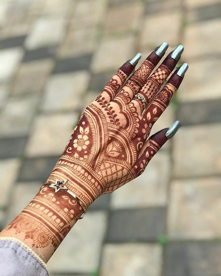 Full palm mehndi for shaky hands