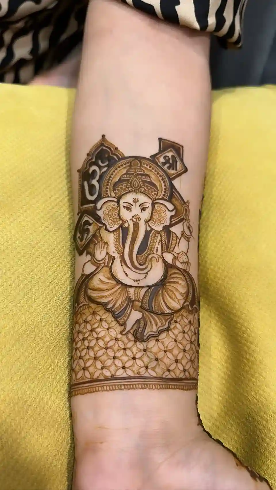 Ganesha Mehndi Design With Lines