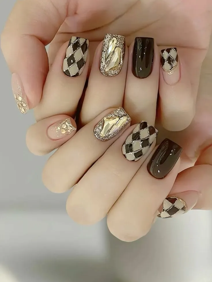 Gold mosaic nail desings