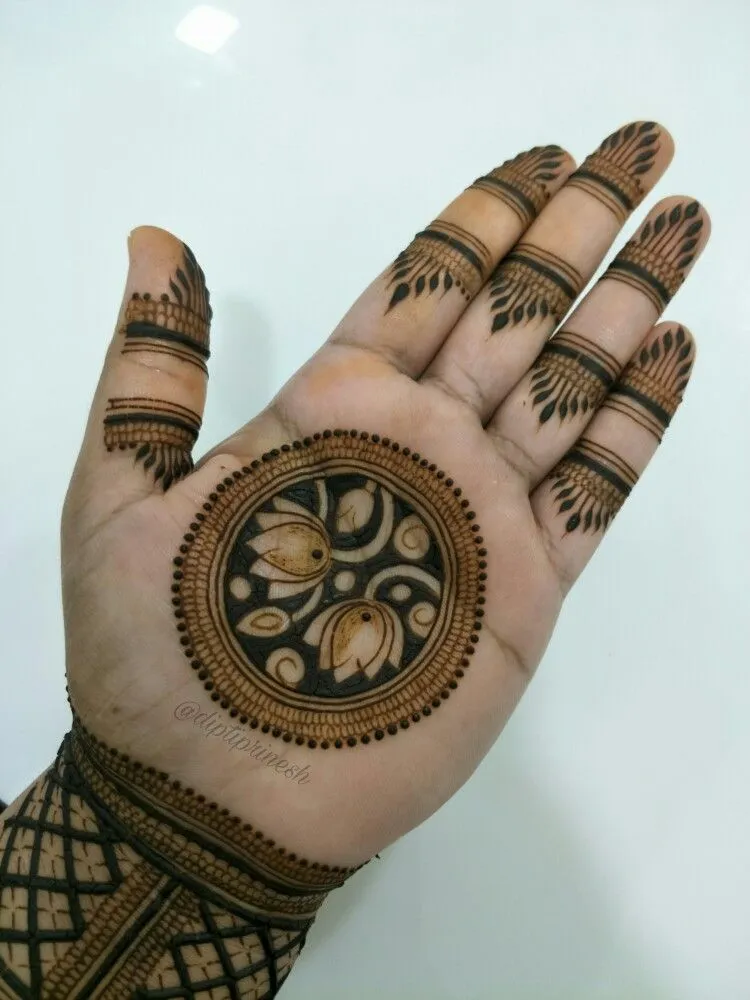 Homemade henna for full hands