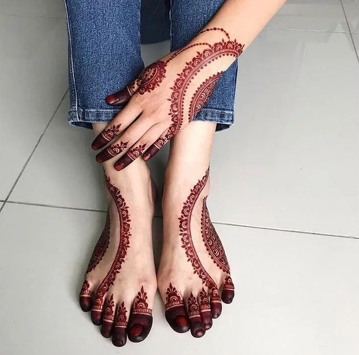 Modern Simple Foot Mehndi Design