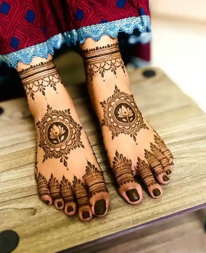 Cute Simple Easy Foot Mehndi Design